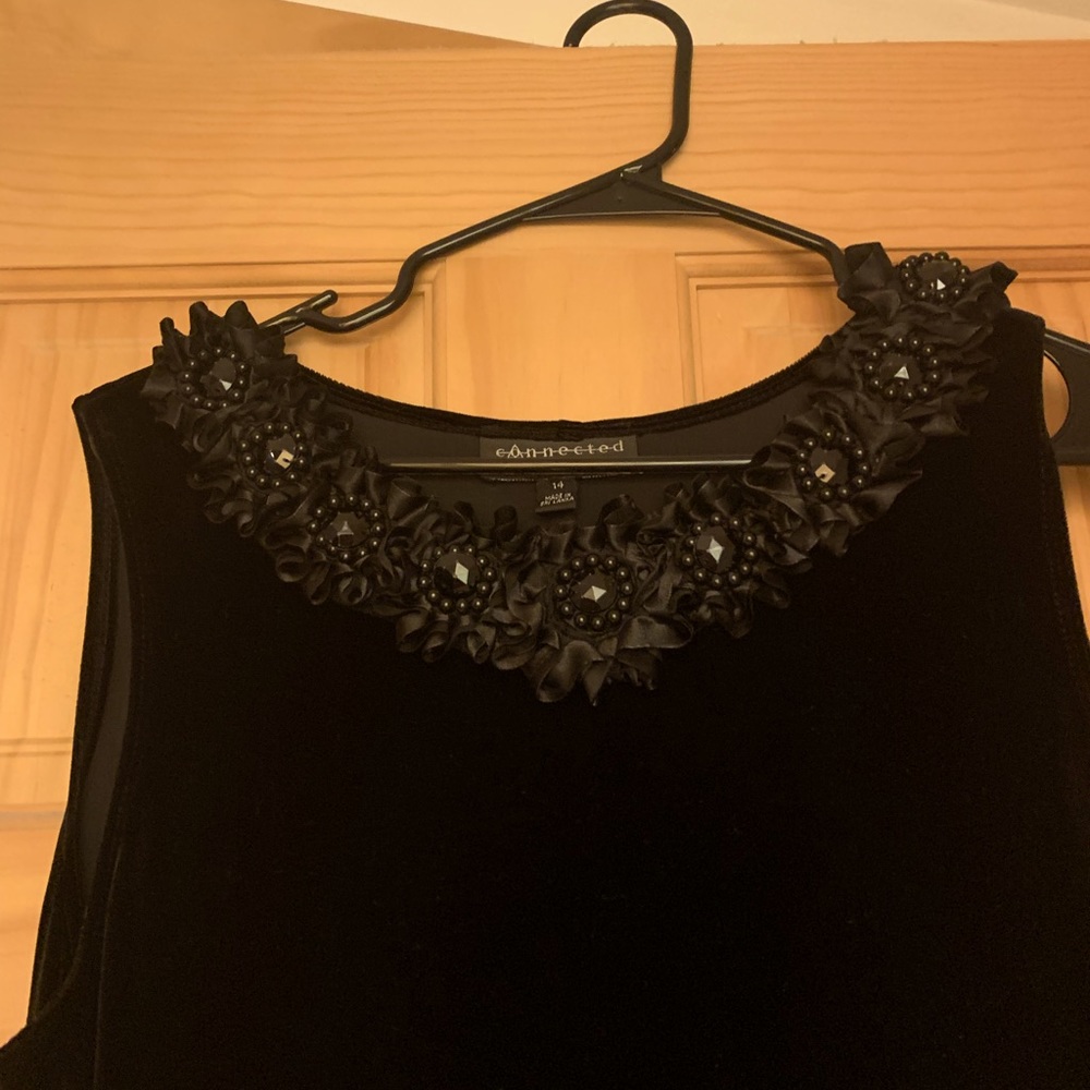 Black sleeveless velvet dress